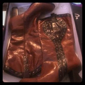8M Brown pebbled leather cowboy boots.